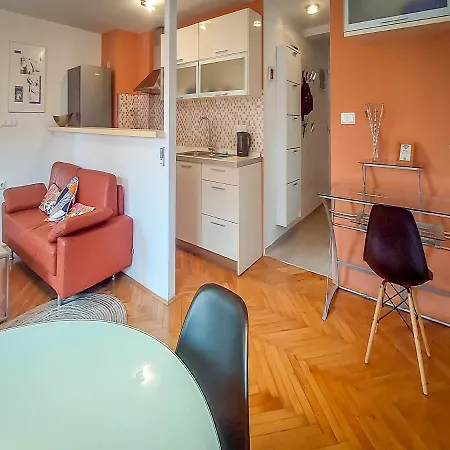 Appartamento Charming Riverside Retreat